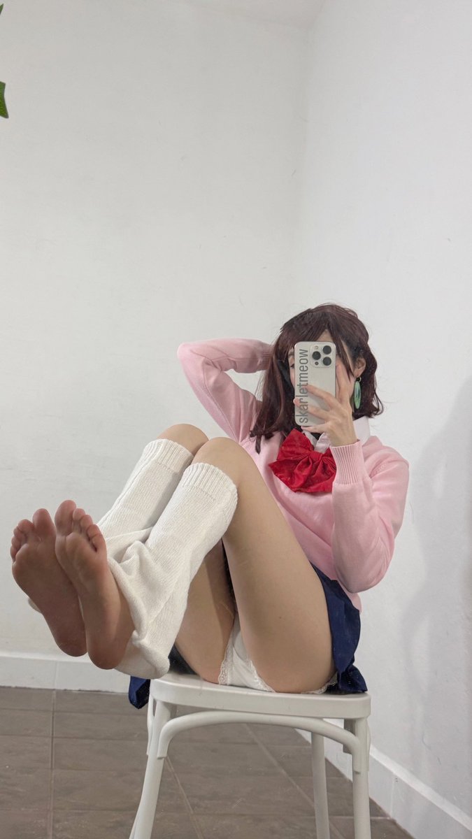skarletmeow's tweet photo. Those adorable Momo paws 🐾🎀 https://t.co/VRxQ9nUwi1