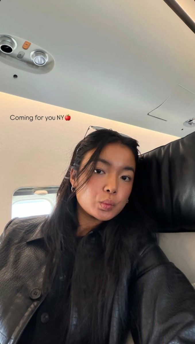gmanews's tweet photo. NEW YORK BOUND! 🎾🗽

Alex Eala snaps a selfie aboard her flight to New York City as she gears up for the 2026 US Open, which kicks off on August 30, 2026. 

Courtesy: Alex Eala/Instagram

Visit https://t.co/KsDi9LL1K5 for more updates. https://t.co/HoR6yEsexT
