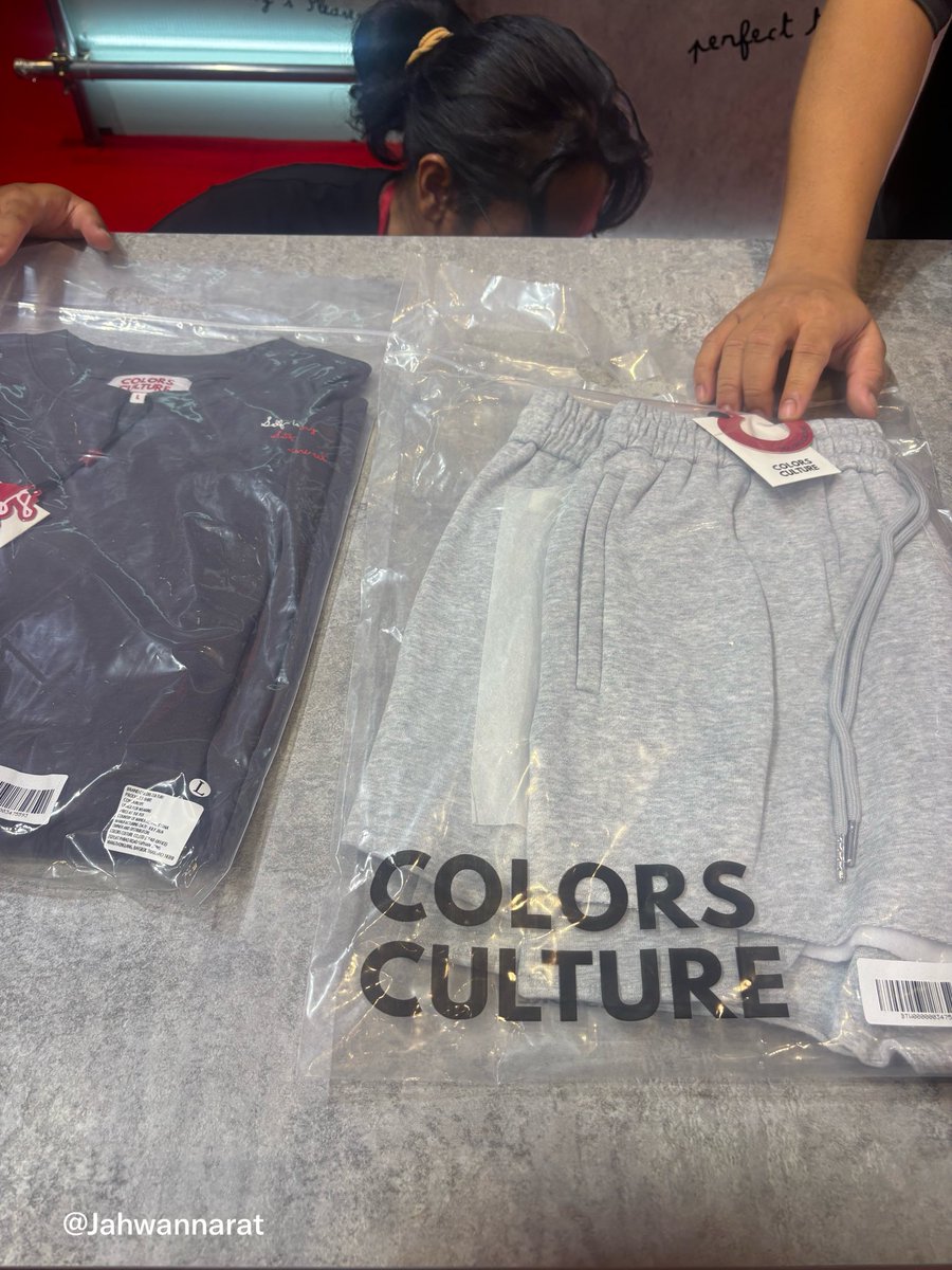 jahwannarat's tweet photo. แวะมาป้ายยาเสื้อLayer Tee ใส่กับกางเกงขาสั้นโคตรเท่ยิ่งใส่กับแว่นแดงนะ คือเริ่ด แล้วเมื่อวานตอนไปกางเกงขาสั้นคือเหลือไม่กี่ตัวแล้วอะ ของหมดเยอะมาก แล้วเสื้อคือเบา สบายมากกก น้องพีเก่งจังอะคับ 
#SELF_ISHNOTSELFISH
#LayeredByIntention
#ColorsCulture #ppkritt https://t.co/nf0Vhqip5a