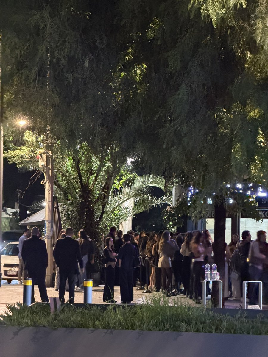 Polanco_Reforma's tweet photo. 🛑 @mauriciotabe 🔔 @AlcaldiaMHmx en Tennyson 117 esq. Masaryk #Polanco “Club nocturno” SIN #UsoDeSuelo tolerado por @cesar_m_garrido 🧐 @MHGOByJ omisos en sus funciones. 

⚠️ Impacto vecinal 🚫 ¿Por dónde caminan vecinos en banqueta⁉️ Por qué no responden peticiones #COPACO❓🤔 https://t.co/igzNvBmT2z