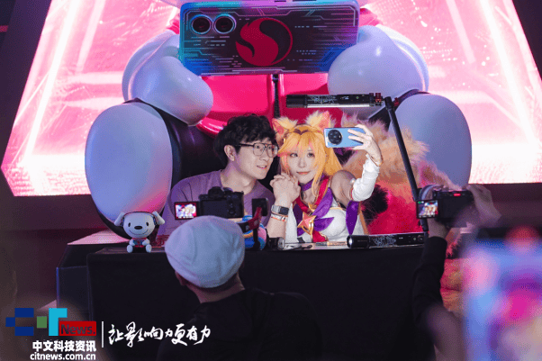 Jennife49085521's tweet photo. Just had the most amazing day at the anime convention! Met so many cool cosplayers, grabbed exclusive merch, and already counting down to next year. https://t.co/QAzlyje3hU