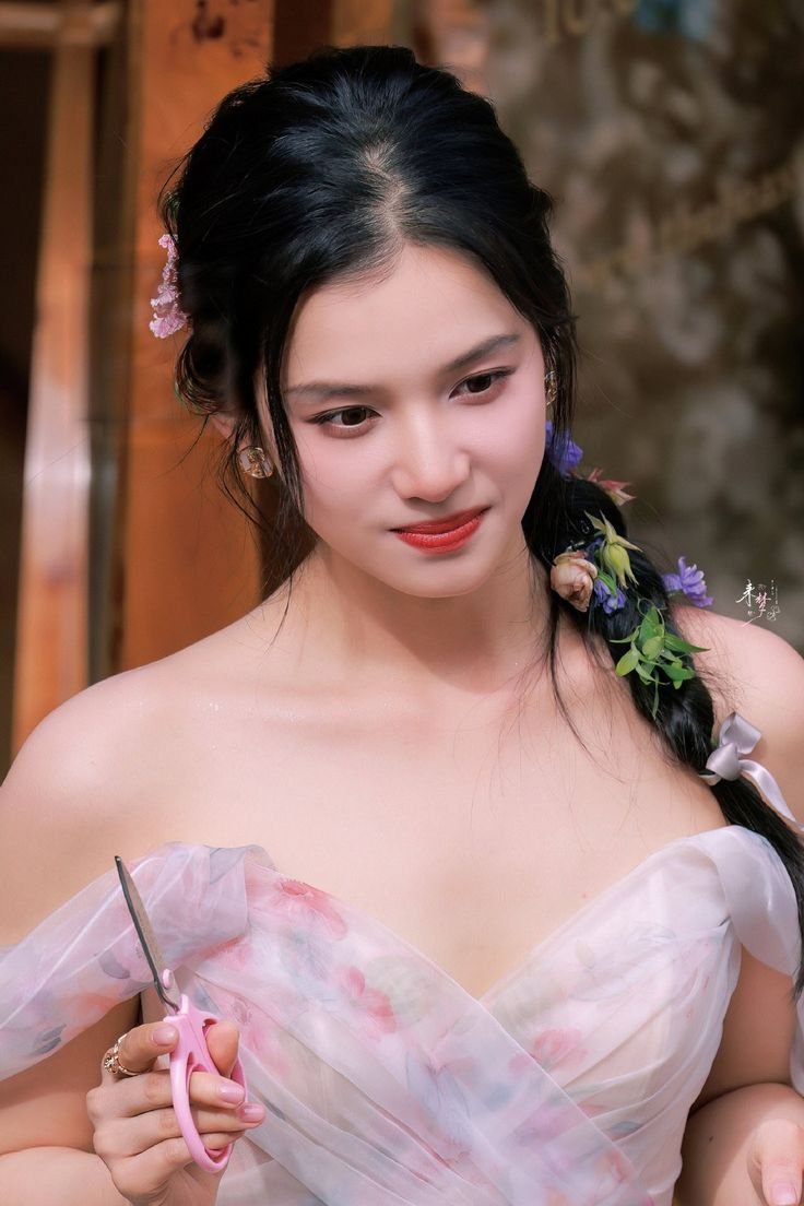 amandairapram's tweet photo. @dhanasagara Woke up to nice unusual fragrance and it's from the flowers. Arrange it prettily in my hair, do you like it?

Glad you're coming home safely, makasih bapak udah jadi rumah yang nyaman buat aku dan rumah yang teduh buat Ian, I love you, we love you ❤️ https://t.co/dBsmMoYT6o