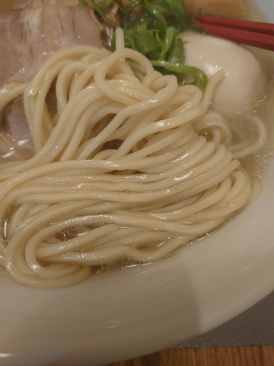 wiz_pulse's tweet photo. らぁめん ご恩さん/野方
特製ご恩ラーメン（塩）

昨年終売早終いで涙をのんだリベンジ戦。
行って良かっためちゃくちゃ美味しいです。
毎日飲んでも飽きないスープですね、あと麺が独特であまり食べた事がない食感と美味しさでした。
次は冬に坦々麺を行きたいです。
ご馳走様でした！

#らぁめんご恩 https://t.co/vBuvg1wA2e