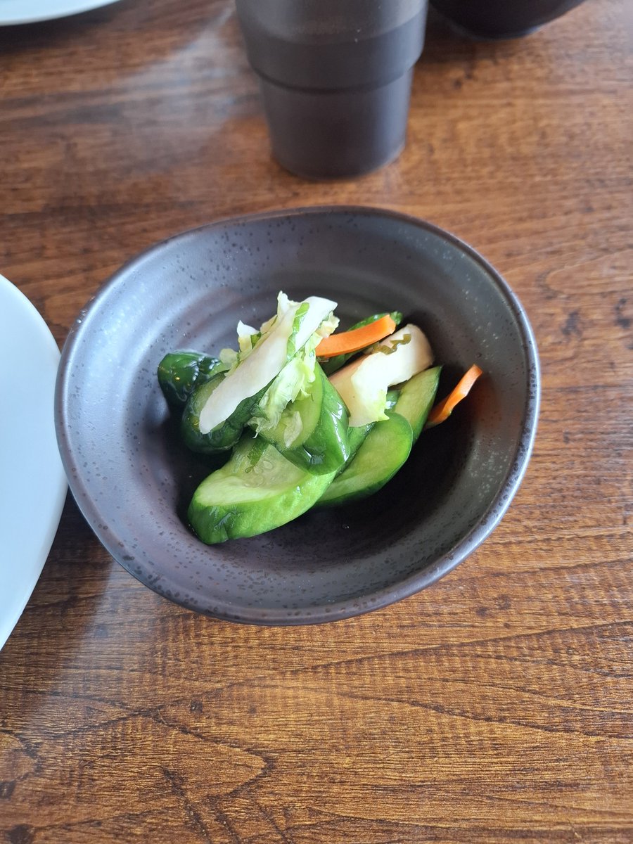 takupapa_1's tweet photo. ♿🏥病院終わってからの中新田の｢麺屋齋虎｣ｻﾝで限定の冷たい鯖そば🍜
器やﾚﾝｹﾞもｷﾝｷﾝに冷えてて心遣いを感じます｡麺がｷｺｷｺで鯖節のｽｰﾌﾟが麺に纏わり付いて旨い｡🍅ﾄﾏﾄが甘くてﾌﾙｰﾃｨ｡単品で売って欲しいわ😋
お新香もたまらん🍚ﾗｲｽ頼めば良かった💦 https://t.co/3CLPhMH3L1