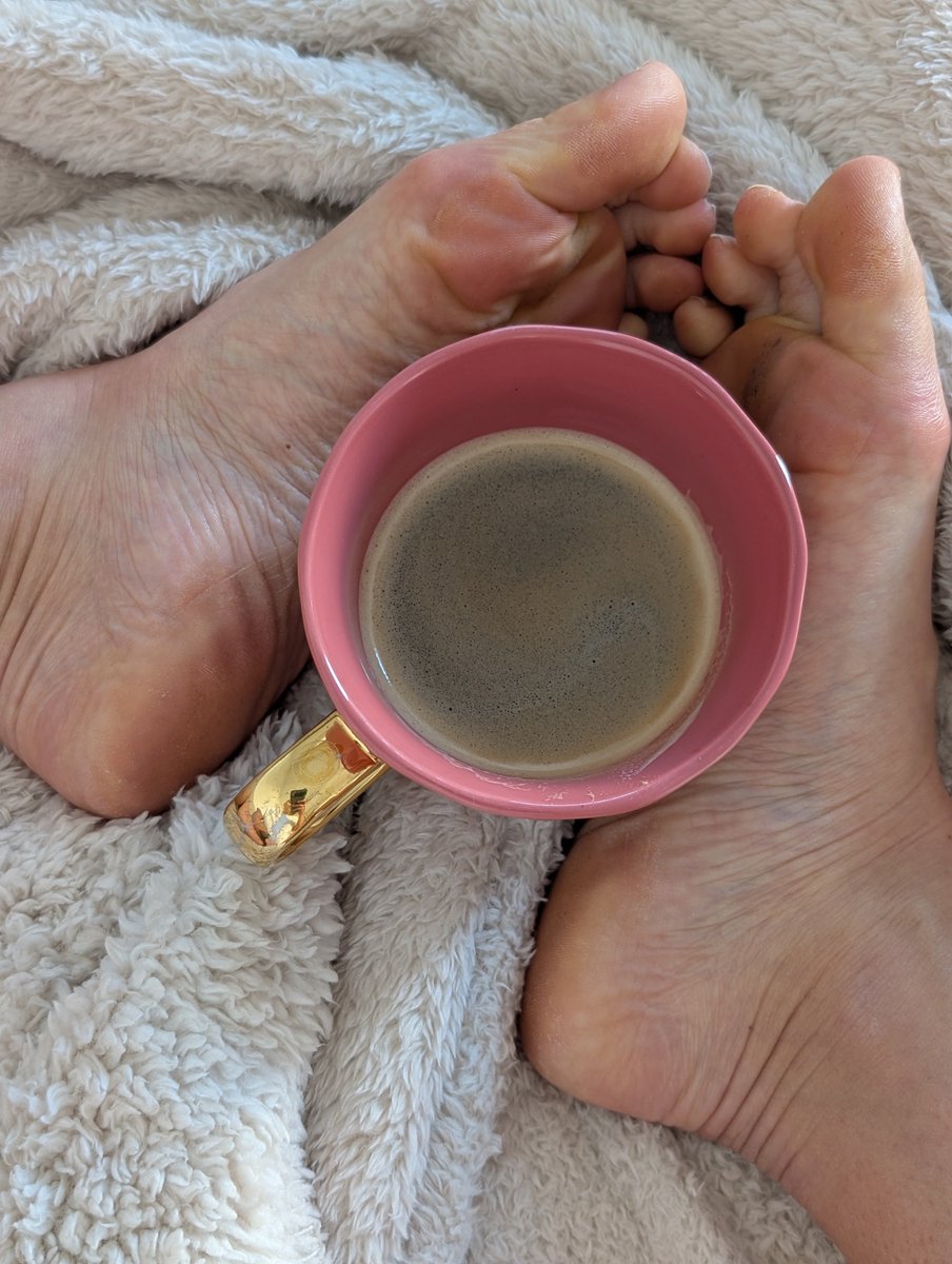 Beccaamalia's tweet photo. Wieder Zuhause und schau genau hin Lo0ser. Mein Kaffee ist nicht das Einzige, worauf du heute Morgen Lust hast, oder? 
@modelssecret_ https://t.co/AVvaKQe3T2