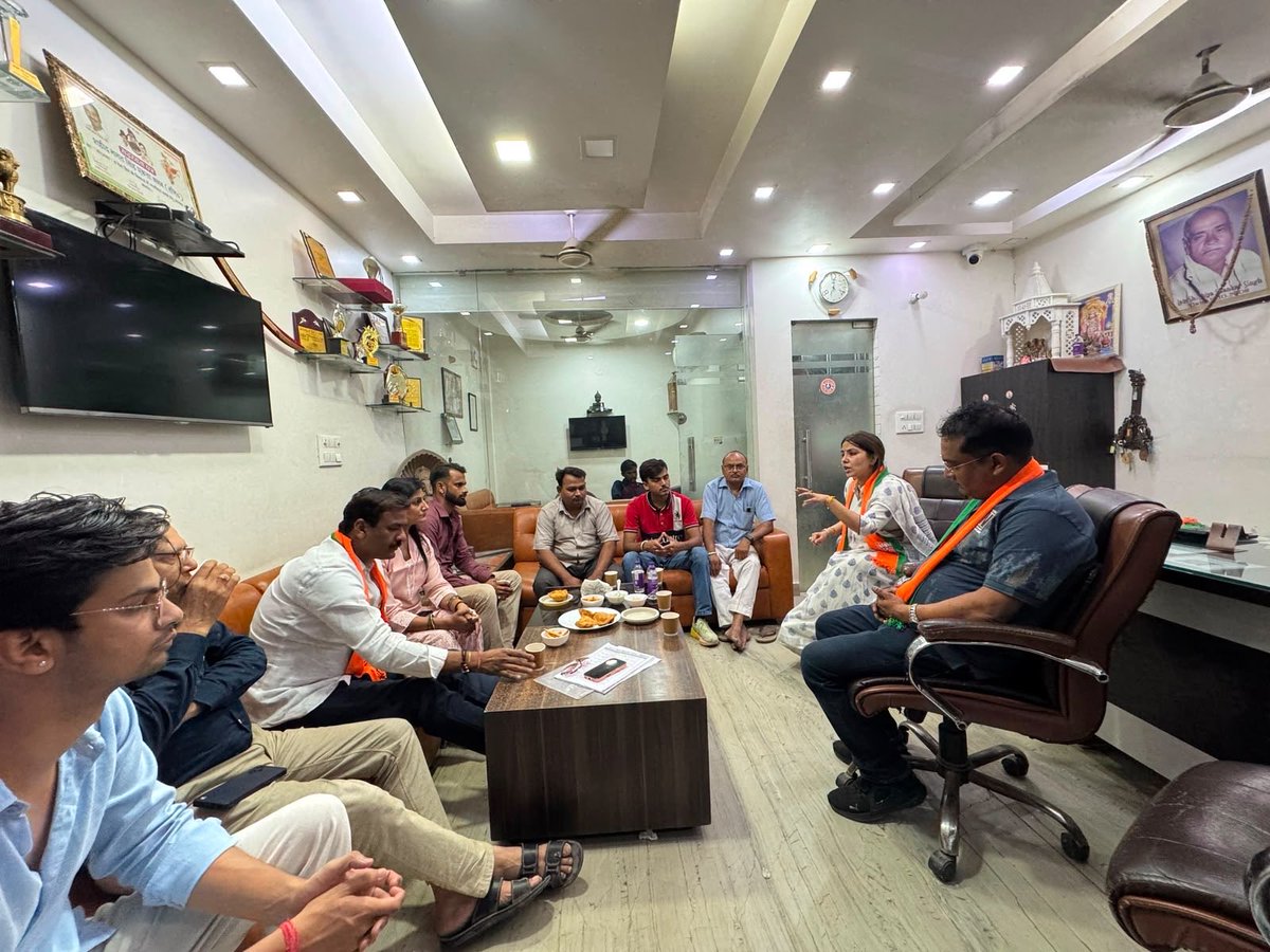 KomalVashisht2's tweet photo. 📍वार्ड-22, रोहिणी-बी, सेक्टर-11, रोहिणी 

शक्ति केंद्र प्रमुख एवं पालक श्री सोनू धनंजय जी के शक्ति केंद्र पर शक्ति केंद्र की मासिक बैठक में सम्मिलित हुई। संगठनात्मक विषयों पर चर्चा हुई। 

#DrKomalVashisht #JilaMahamantri #NorthWest @blsanthosh https://t.co/sYI52pHSo8