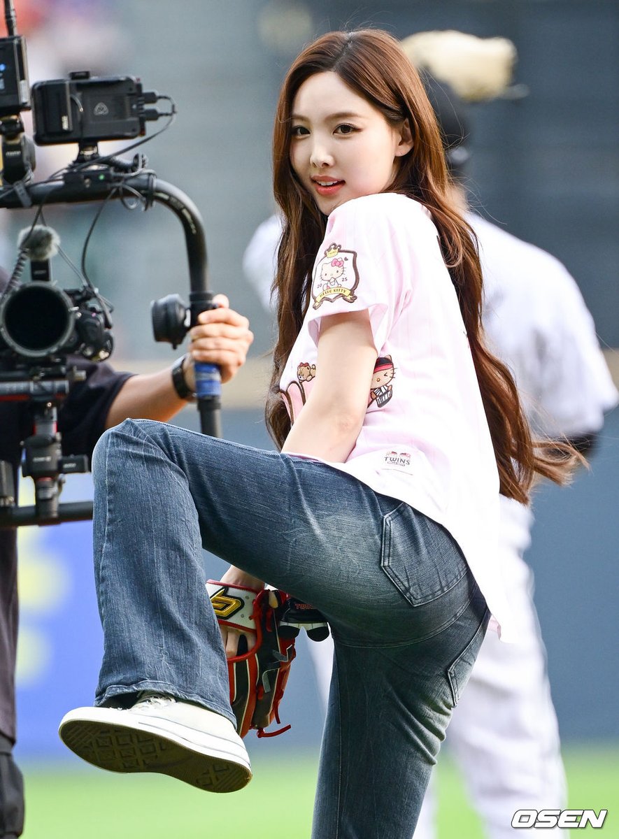godmitzu's tweet photo. NAYEON will be throwing the first pitch at Taipei Dome for the Rakuten Monkeys baseball game on August 29th.

She'll also be performing after the match for 'SINGDOME Music Radio' as previously announced. https://t.co/DclnmZbVj2