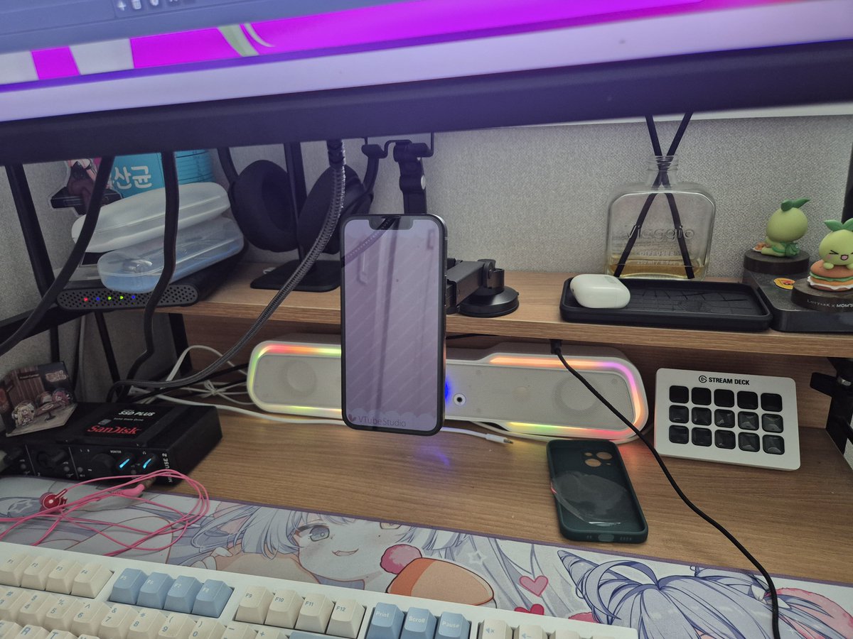Setsurin_Vtuber's tweet photo. 거치하면 이런 모습인데 상당히 효율성이 괜찮은거같다 다만 단점이 있다면..

1. 커브드 모니터엔 흡착이 잘안된다
(굴곡져서 흡착이 되다가 떨어짐 그래서 상판 나무에 고정시키고 써보는데 잘붙음)

2. 핸드폰 뒷판에 자석 기능없으면 못씀
반드시 알아보고 사도록 합시다

일단 저는 사용해보니까 굉장히 만족해서
아마 기존의 거치대 대신에 이거 좀 써볼거 같아요 3천원으로 이만한 값어치 또 없긴하다