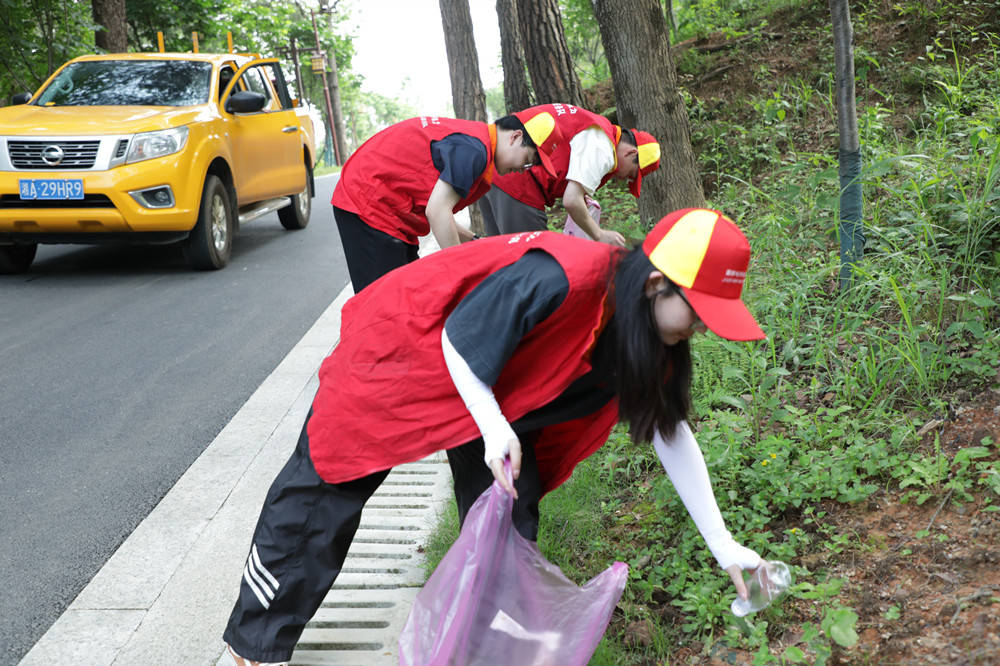 Eileenc_18's tweet photo. Excited to share our campus environmental volunteer club is organizing a riverside clean-up this Saturday! Join us to pick up trash, learn about river conservation, and make new friends—all supplies are provided! Meet at the school gate at 9 AM. https://t.co/tVyfxCbE6M