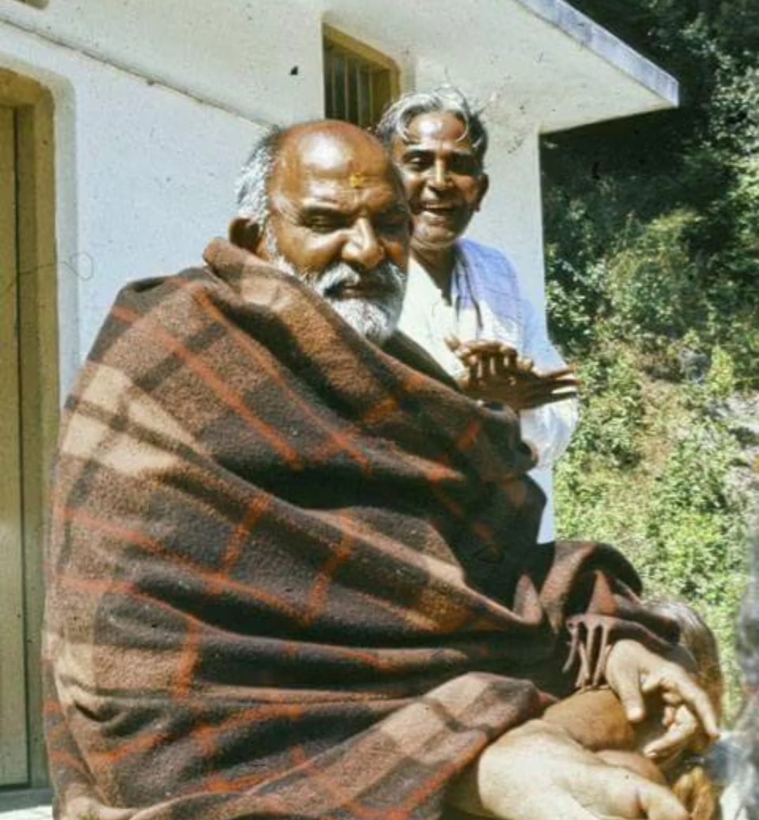 NeemKaroliiBaba's tweet photo. पुनर्वित्तं पुनर्मित्रं पुनर्भार्या पुनर्मही।
एतत्सर्वं पुनर्लभ्यं न शरीरं पुनः पुनः॥

धन,संपत्ति,मित्र,स्त्री बार-बार मिल सकते हैं; शरीर केवल एक ही बार प्राप्त होता है। एक बार नष्ट हो जाने के बाद पुनः प्राप्त करना असंभव है। इसीलिए इसे अधिकाधिक ��ाष्ट्र व मानव कल्याण में लगाना.. https://t.co/TFQGAr96No