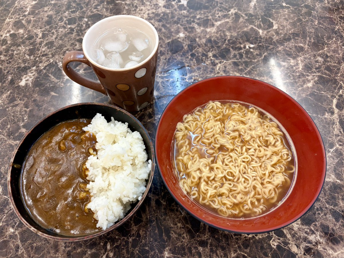 tanahashi1_100's tweet photo. カレー🍚とインスタント麺🍜 https://t.co/mpezLPTvNH