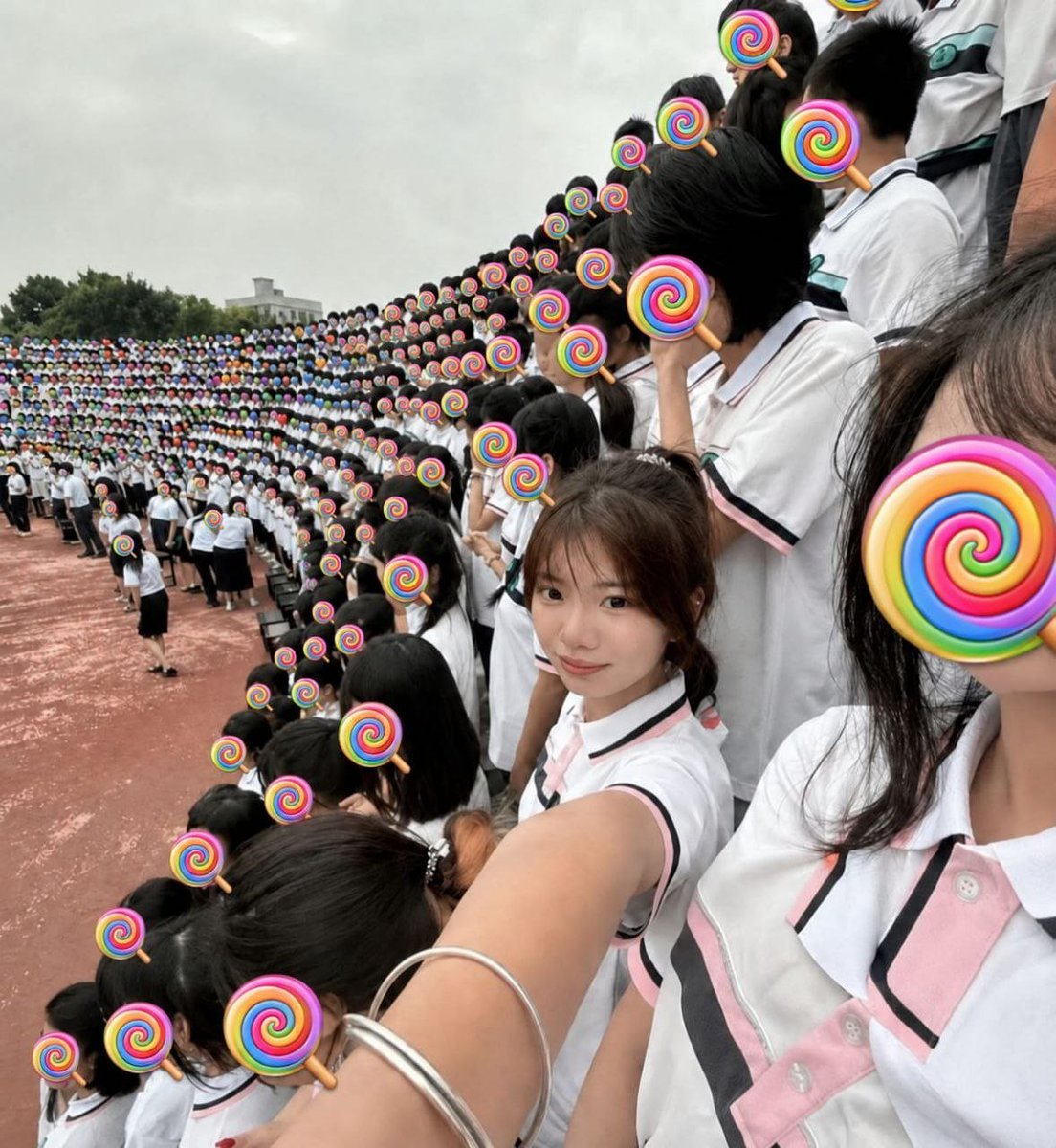 pookie_770's tweet photo. Hey @grok remove all the candies and show everyone's face. https://t.co/zf4YxVZiWS