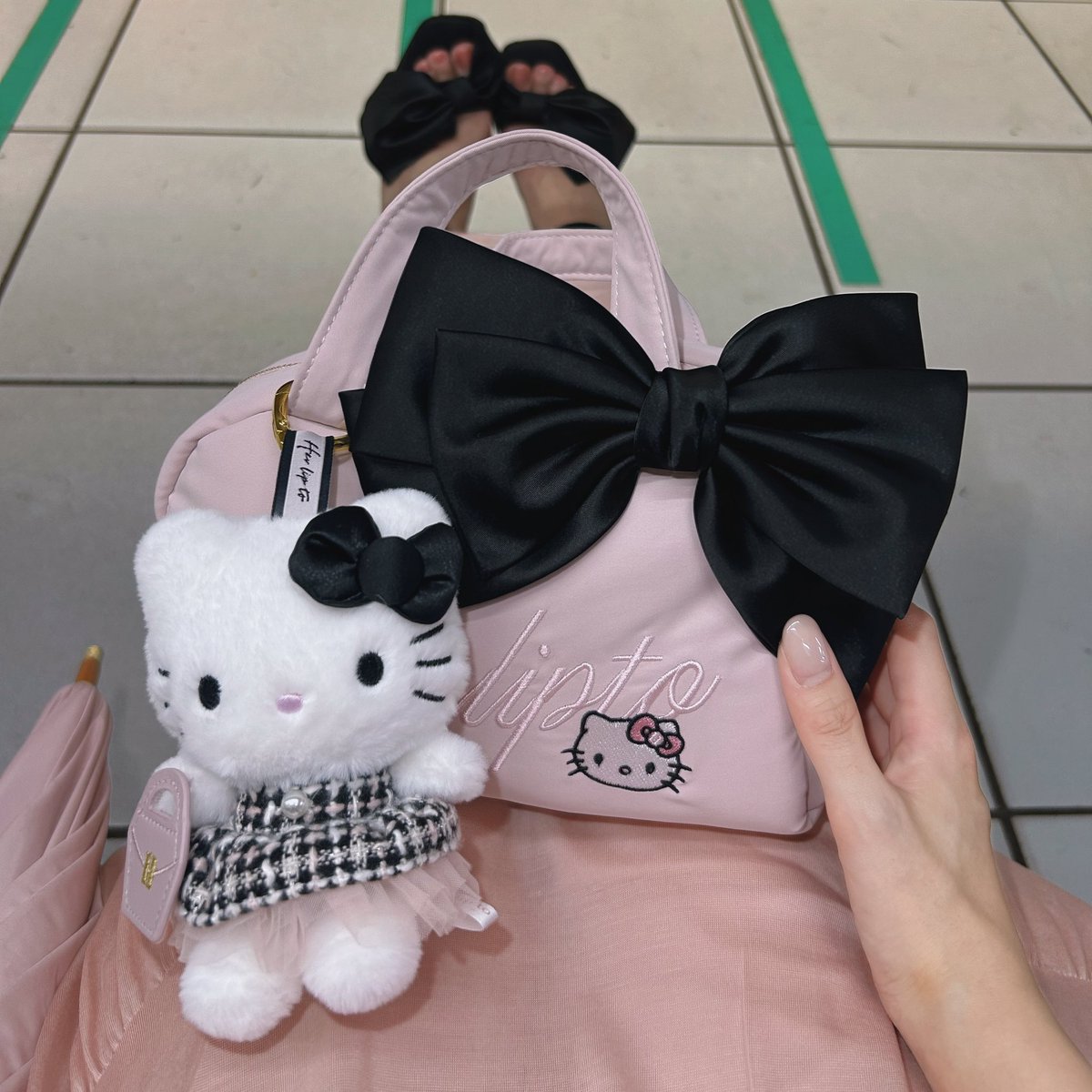 hlt_suu's tweet photo. キティちゃんとお揃い🎀🖤
#herlipto https://t.co/r0ucApizM7