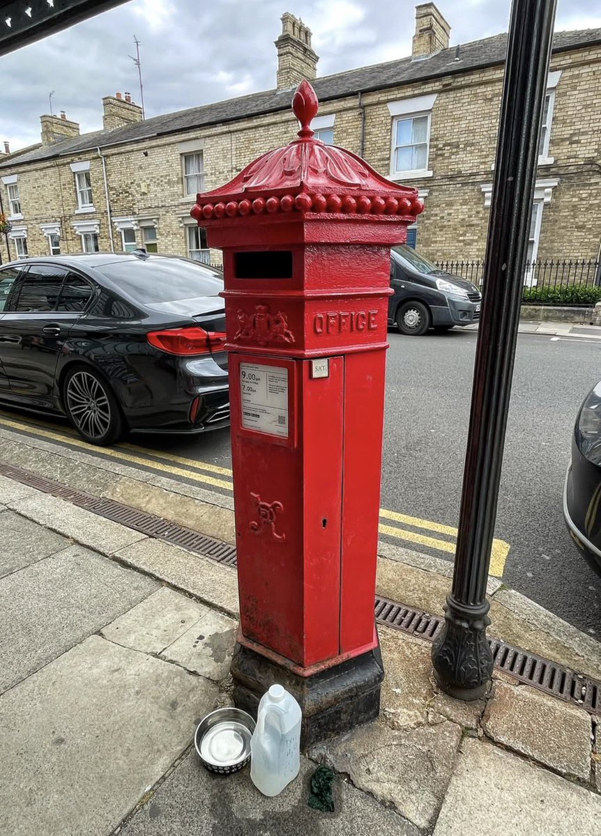 beaverbrookes23's tweet photo. Post Box Saturday! Thank you so much Phil for sending me this wonderful Penfold Victorian Pillar Box in Saltburn, North Yorkshire! Loving the bowl and water for little doggies!
#postboxsaturday #pillarbox #victorian #saltburn #northyorkshire #postbox https://t.co/eXmzzhQFql