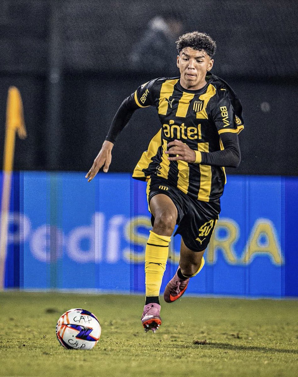 InfoCap_1891's tweet photo. 🚨🟡⚫️Se vendió Barboza en USD 4.000.000 a @TolucaFC

➡️ Quedan pagas las 3 cuotas restantes de Leo Fernández

➡️ Se queda casi 1 año más en Peñarol (junio 2027).Si Toluca lo quiere en diciembre/enero debe avisar 15 días antes del periodo de pases

Queda una plusvalía% a futuro💰 https://t.co/MLDoPNYv6J
