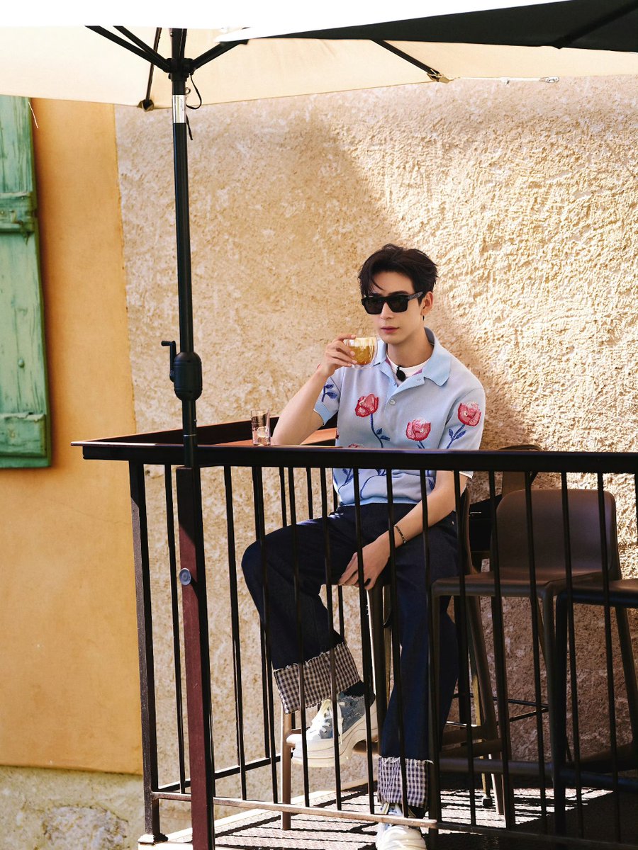 PaToi726624's tweet photo. ความผ่อนคลายในช่วงเดินทาง ตอนใต้ของฝรั่งเศส
CXX studio weibo
#earthsuperfresh2
#地球超新鲜
#wowtheworld2
#DiQiuChaoXinXian
#เฉินซิงซวี่ #ChenXingxu
#陈星旭
#OliverChen https://t.co/gDOb9JxFMn