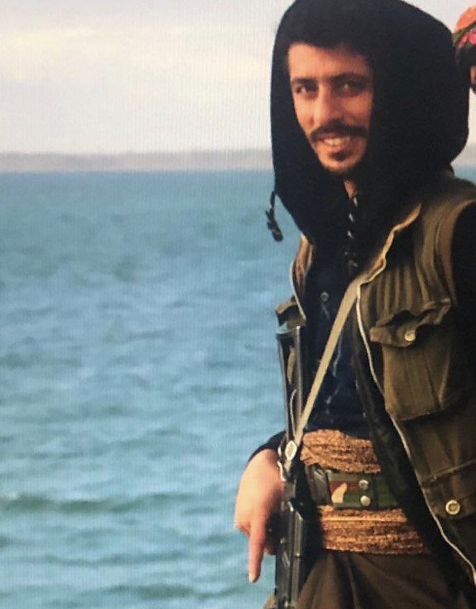 Chimelofantifa's tweet photo. 🌹HPG ha annunciato le identità di 49 combattenti originari di #Amed/#diyarbakır, caduti in luoghi e momenti diversi.

Tra loro è presente Delîl Pîran, che interpretava Yılmaz nel film @jiboazadiyefilm. 

Poco dopo il completamento del film è caduto in un attacco aereo a Garê. https://t.co/yLSAg1hr2I