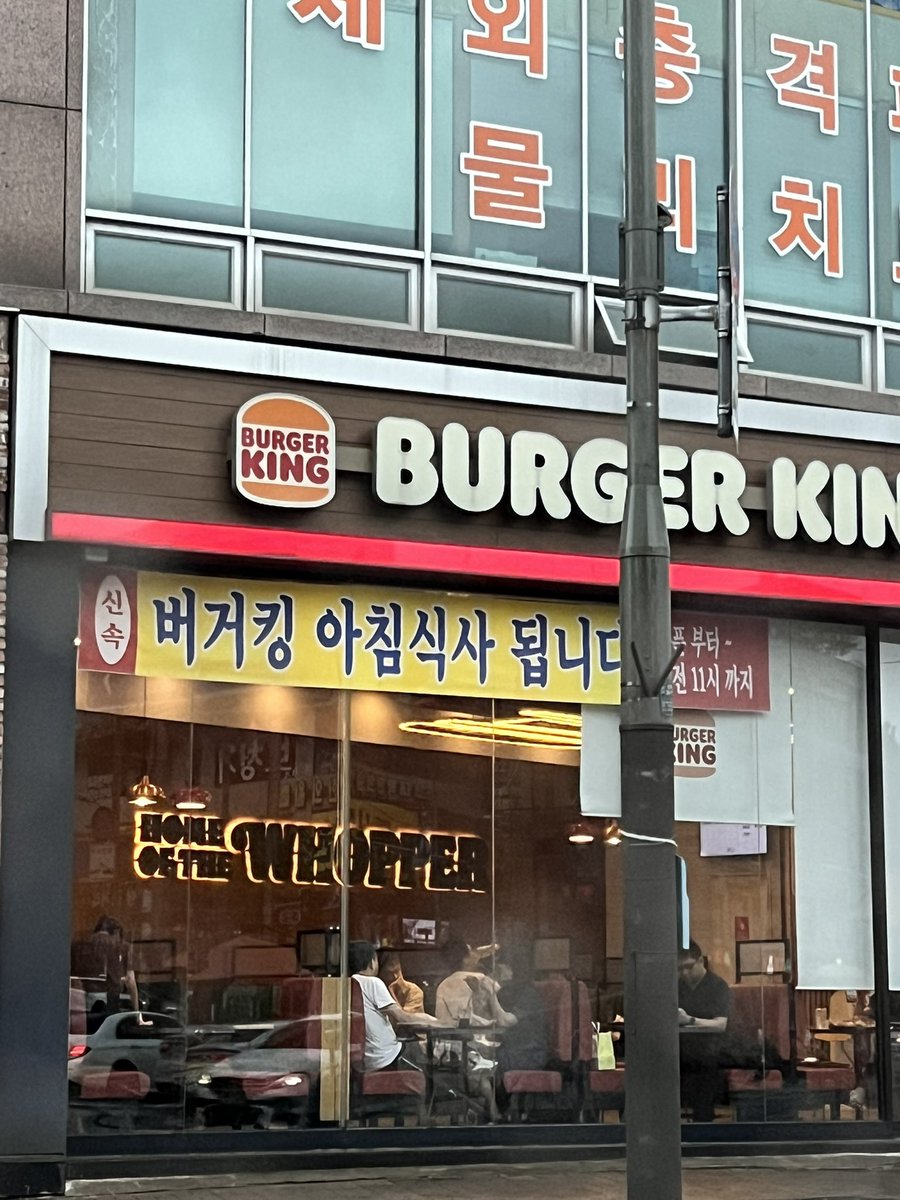 jmKim5780's tweet photo. 카페에서 책 읽고 집가는데
뭔가 어색해서보니..
무슨 함바집 인줄.. https://t.co/QdHPieCeVl