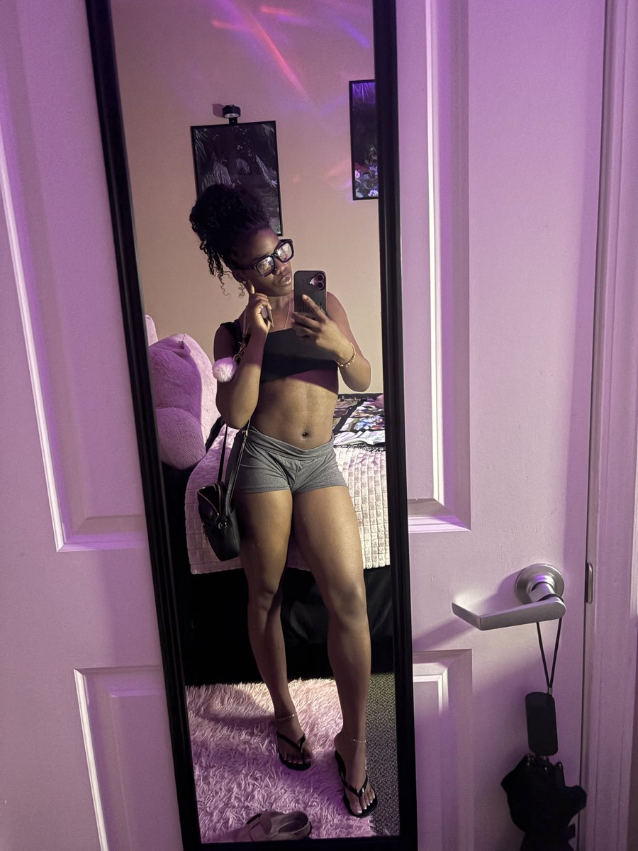 amariisimonee's tweet photo. i need a belly piercing asap  (lowkey scared tho) 🫥 https://t.co/KmF1mq44HH
