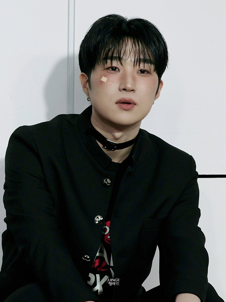 jjinge_0414's tweet photo. 260320 인어미닛 팬싸 준태🩷
가쿠란+초커. 말이 필요 없는 조합🖤
너무 멋있잖아🫣
#인어미닛 #InAMinute #준태 #JUNTAE https://t.co/RgnLmPuvWN