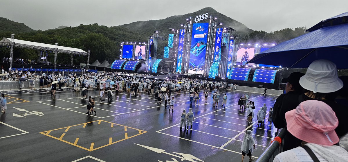 pano7415's tweet photo. 무대 뚜껑이 없어서 비 계속오면 가수들도 다 젖는구조네 https://t.co/rWfIlh0p92