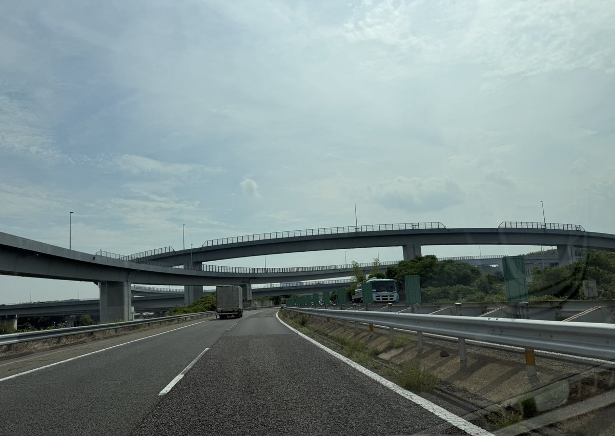 yonezawatakashi's tweet photo. 夢洲へ向かう🚗
5歳児くんと2歳児くんを連れて。

もう、これが本当に最後。

2人の目にも、しっかり焼き付けておいてもらいたい。 https://t.co/bT5RbzvfbG