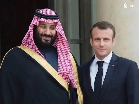 ahmaryfm's tweet photo. #ولي_العهد‌_بفرنسا_2026 
حراك دبلوماسي رفيع وثقل استراتيجي متصاعد يترجمه الاهتمام الواسع لوسائل الإعلام الفرنسية بكافة توجهاتها
لزيارته حفظه الله:

Le Figaro: ركزت في تقاريرها التحليلية تحت عنوان "فرنسا والمملكة.. استراتيجية شراكة في زمن الأزمات"، مشيرة إلى أن المحادثات ستشكل اختباراً لقدرة البلدين على تقريب وجهات النظر حول قضايا الأمن الإقليمي.

 Les Échos: ركزت بشكل خاص على الجانب الاقتصادي بعنوان "الرياض وباريس.. آفاق جديدة للاستثمار التكنولوجي والطاقة"، حيث تناولت فرص التعاون في قطاعات الطاقة المتجددة والذكاء الاصطناعي ضمن إطار رؤية 2030.

 Le Monde: نشرت تقارير تحليلية حول أهمية الدور السعودي في المنطقة، تحت عنوان "الدبلوماسية السعودية تعزز روابطها مع القوى الأوروبية"، مسلطةً الضوء على التنسيق السعودي-الفرنسي فيما يخص الاستقرار الإقليمي.