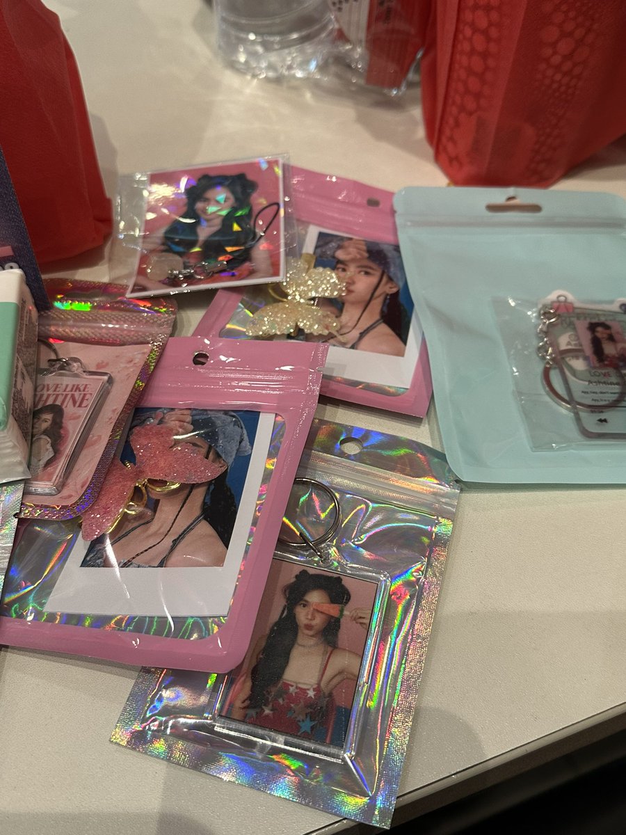 whoslykajpg's tweet photo. Thank you din sa mga nagbigay ng freebies habang nasa pila ako 😭🫶 https://t.co/EOXFRWIODE