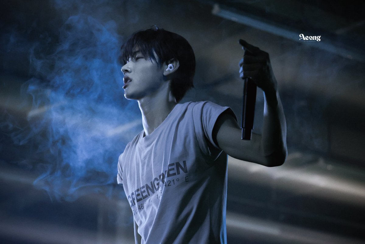eomleee's tweet photo. Seonghyeon’s ACEOM stage dominance brings EOMAZING live joy. The show’s powerful EOMPACT makes this concert experience unforgettable for all fans.

EOM ANCHORS SEOUL HEARTS

#SEANSpellbounds
#SEONGHYEON #성현 https://t.co/H6HUBwLv5W