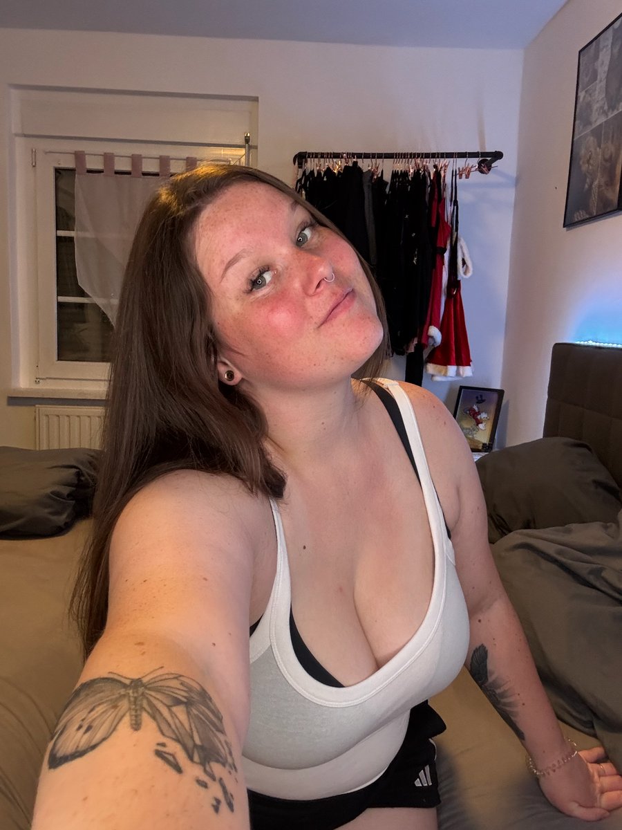 MaddyMayski's tweet photo. My ex said I’m too ugly to get 5 likes 😿 https://t.co/nJ2VVKxkkD