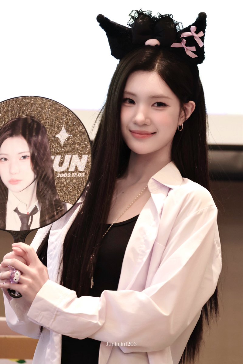 Juninlin1203's tweet photo. 260821 Hong Kong Fansign
Kuromi👾

#주은 #JUUN
#Hearts2Hearts #하츠투하츠 https://t.co/htMT0VJHEf