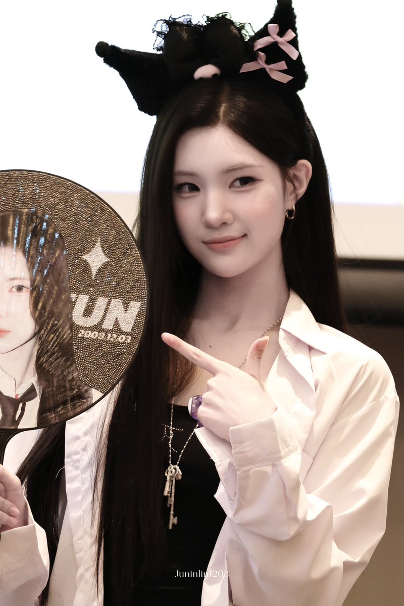 Juninlin1203's tweet photo. 260821 Hong Kong Fansign
Kuromi👾

#주은 #JUUN
#Hearts2Hearts #하츠투하츠 https://t.co/htMT0VJHEf