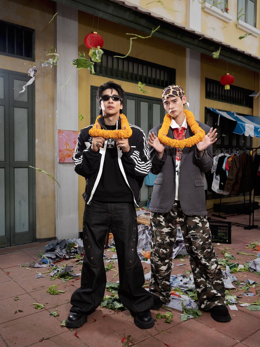 LookAround_TH's tweet photo. “เน PERSES” จับมือ “TangBadVoice” ปะทะแร็ปสุดกวน! ถ่ายทอดเรื่องราวรอบตัว ใน NAY x TangBadVoice - ‘ยกมือขึ้น’

🔗 https://t.co/FGYlqzaURi

#ยกมือขึ้น_NAYxTangBadVoice #NAY_PERSES #tangbadvoice #PERSES_UNCENSORED #PERSES_TH #GNEST

“สวัสดีครับพ่อแม่พี่น้อง…” เตรียมยกมือให้พร้อม เพราะ “นายณรัณ นอนน้อย พรรคเพอร์เซส” ขอเปิดนโยบายฉบับตัวตึง! เบิกตัว เน – ณรัณ วิกัยรุ่งโรจน์ สมาชิกวง PERSES ออกมาปล่อยของโชว์สกิลแร็ปแบบจัดเต็ม! นำเสนอผลงาน NAY x TangBadVoice - “ยกมือขึ้น” อีกหนึ่งผลงานภายใต้โปรเจกต์ PERSES ‘UNCENSORED SOLO PROJECT’ ที่เปิดพื้นที่ให้สมาชิกทั้ง 5 คน ได้เลือกนำเสนอความสนใจ และความถนัดของตัวเองผ่านผลงานเพลงในรูปแบบที่แตกต่างกัน