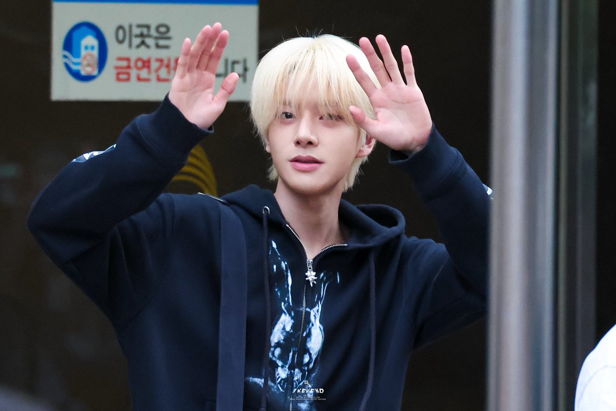 JWasaranghae's tweet photo. 근데 솔직히 요새 제이크 이분 얼굴 미침 https://t.co/a3xArXBkIw