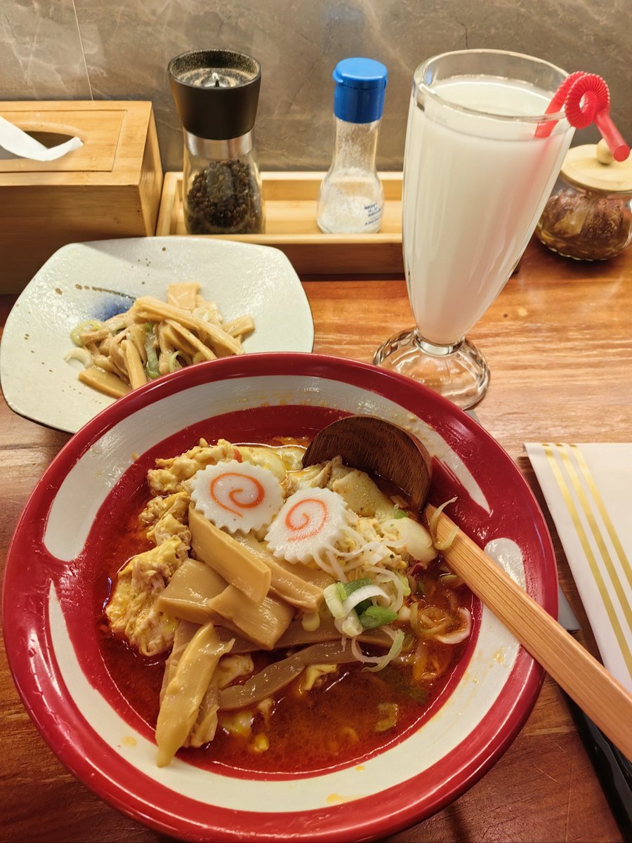 AleMmdoh's tweet photo. Just found the coziest hole-in-the-wall ramen spot in town! The tonkotsu broth is rich, the noodles are perfectly chewy, and the side of gyoza hit different. 10/10 would come back next week! https://t.co/aSVJ3EpWwy