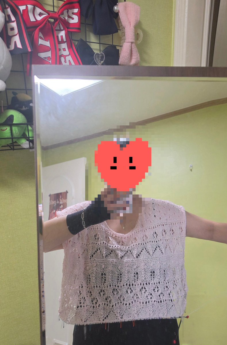 nikoneko89's tweet photo. 배꼽까지 자랐네요
넉넉하게 입으려고 + 시스루 잘 보이라고 크게 떴더니 (스와치 맞는데 거기서 한 호수 큰 바늘로 뜸) 어어어어어어어어엄청나게 커졌어요 마음에 들어요
아직 몸통 34단 더 떠야해요 https://t.co/UtYscnZeiK