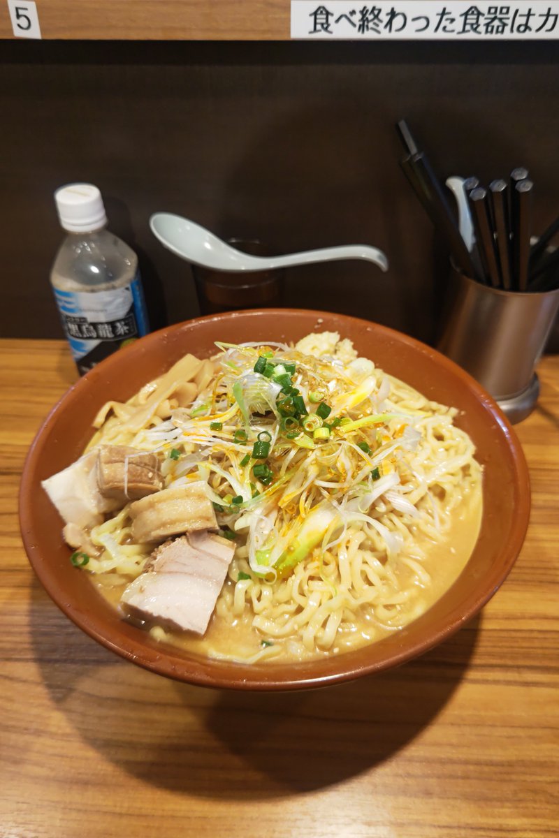maya93067542's tweet photo. びんびん豚　〜戸田〜

ネギ好きにはたまらない美味しそうなヤツやってるから久しぶりに凸🎶

限定 冷やしネギ味噌ラーメン🍜

冷たいアッサリ味噌スープに、冷やし専用の細目な平打ち縮れ麺がイイね👍️
麺と喰らうシャキシャキのピリ辛ネギが最高😆

ご馳走様でした🙇
また来ます‼️ https://t.co/9usvywOOPi