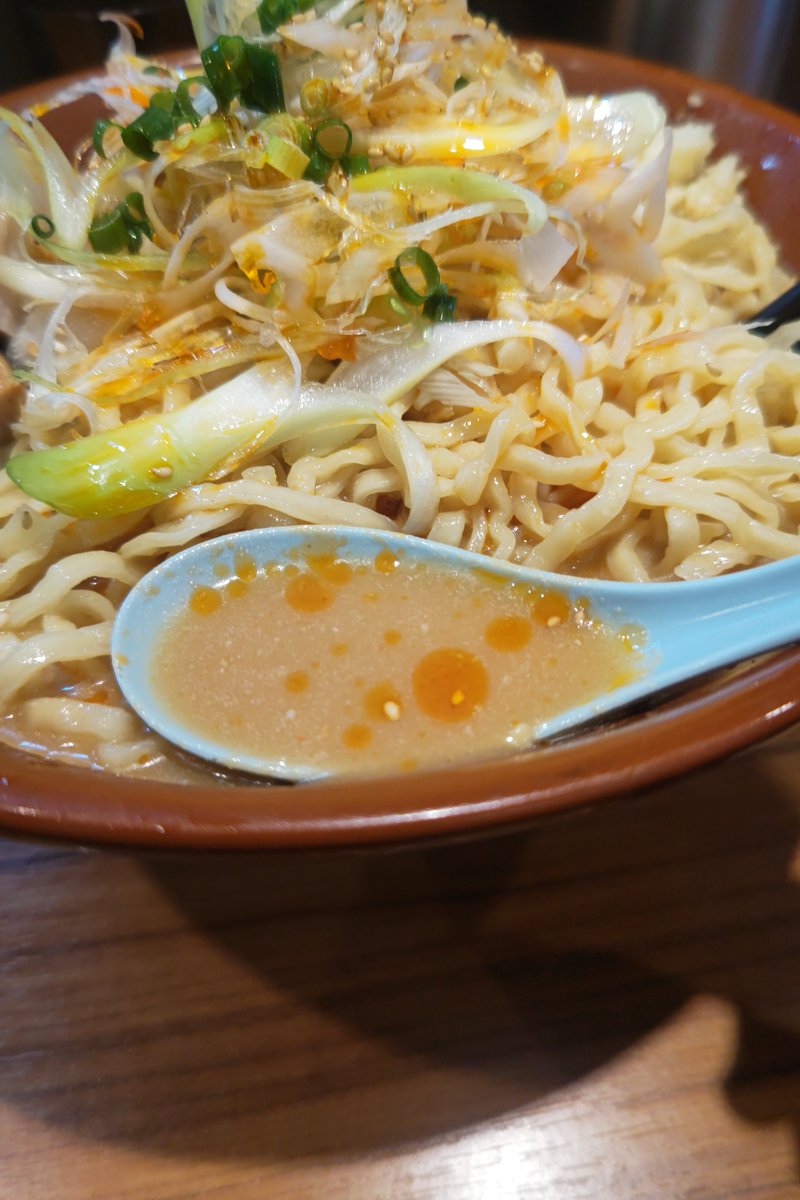 maya93067542's tweet photo. びんびん豚　〜戸田〜

ネギ好きにはたまらない美味しそうなヤツやってるから久しぶりに凸🎶

限定 冷やしネギ味噌ラーメン🍜

冷たいアッサリ味噌スープに、冷やし専用の細目な平打ち縮れ麺がイイね👍️
麺と喰らうシャキシャキのピリ辛ネギが最高😆

ご馳走様でした🙇
また来ます‼️ https://t.co/9usvywOOPi