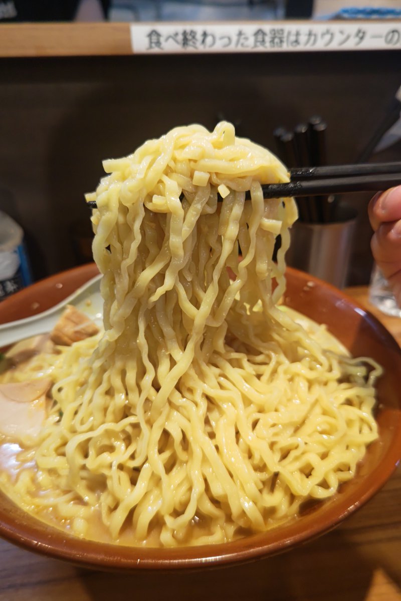 maya93067542's tweet photo. びんびん豚　〜戸田〜

ネギ好きにはたまらない美味しそうなヤツやってるから久しぶりに凸🎶

限定 冷やしネギ味噌ラーメン🍜

冷たいアッサリ味噌スープに、冷やし専用の細目な平打ち縮れ麺がイイね👍️
麺と喰らうシャキシャキのピリ辛ネギが最高😆

ご馳走様でした🙇
また来ます‼️ https://t.co/9usvywOOPi