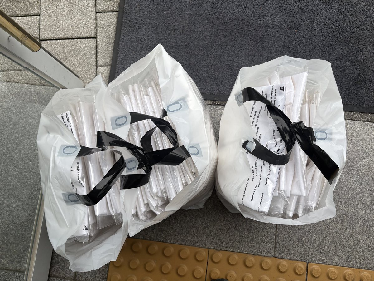 trshgem's tweet photo. 어제 내가 만든 티샤쓰 들고 오락가락 https://t.co/P5ZaF5Ch37
