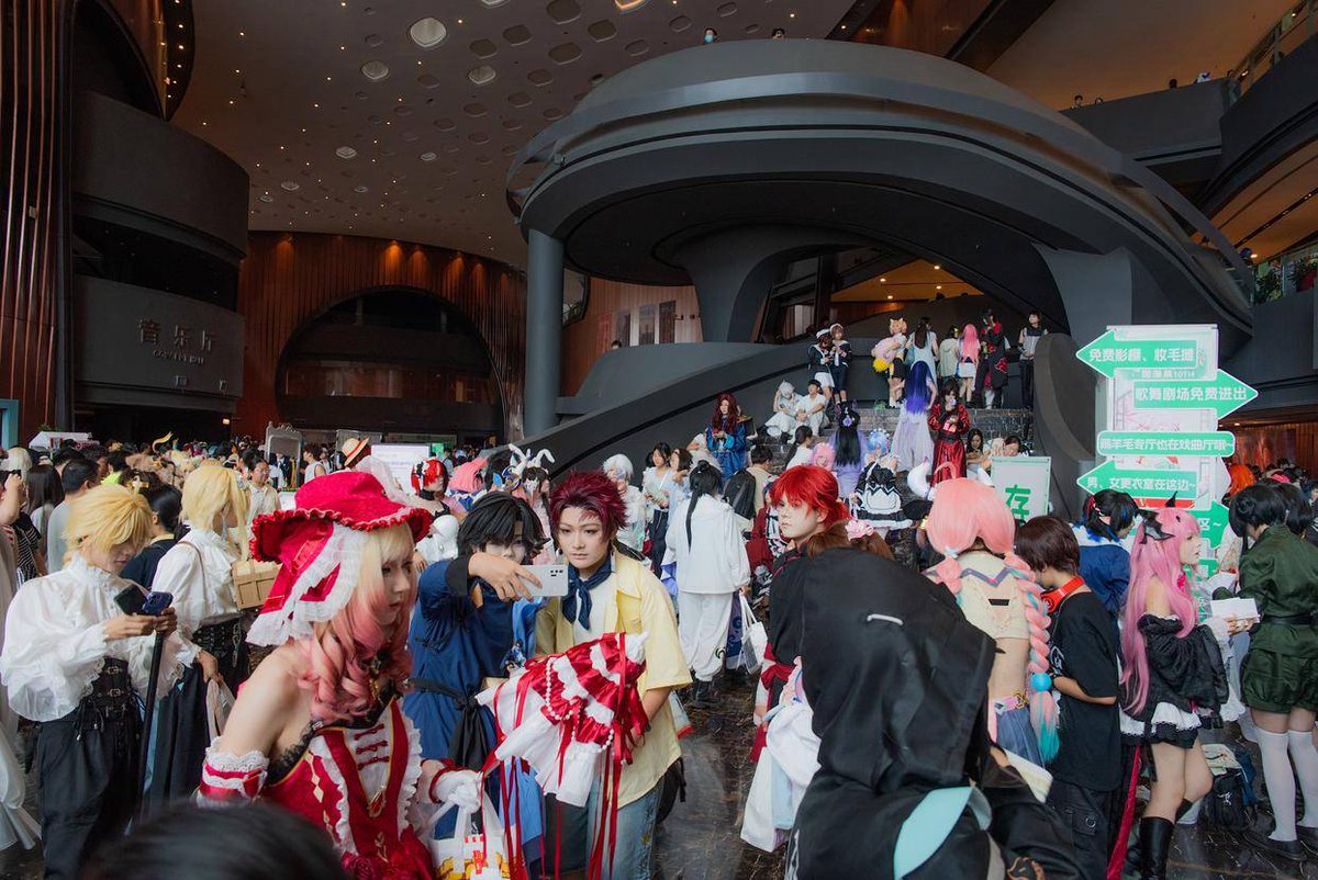 Farkung40's tweet photo. Spent my whole weekend at the amazing comic con! Met my favorite voice actor, scored limited edition prints, and took way too many group selfies with fellow fans. Can’t wait for next year!， https://t.co/b1ez2zm79B