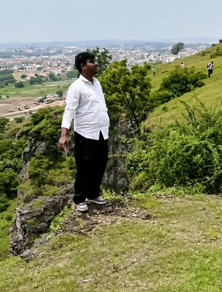 AshrafFem's tweet photo. ये दर्दनाक है,

महारष्ट्र में एक ड्राइवर का 19 वर्षीय बेटा उनसे I-Phone लेने कि ज़िद करता है, नहीं दिलाने पर खुद ही किश्त में फ़ोन खरीद लेता है.

फिर आती है किश्त भरने कि बारी, गरीब पिता अपने बेटे से कहता है कि वो किश्त नहीं भर पायेगा इस बात पर दोनों में विवाद पैदा हो जाता है.

बस इतनी से बात पर लड़का नाराज हो जाता है, सुसाइड की धमकी देकर बगल के पहाड़ पर चला जाता है.

माता पिता साथ भागते हैं, उसे मनाने की कोशिश करते हैं, साथ में दूसरे ग्रामीण भी आ जाते हैं, सभी मिलकर किश्त देने का भरोसा दिलाते रहते हैं, लेकिन वह नहीं मानता है.

अंत में पिता बेटे को पहाड़ के कोने से सुरक्षित आगे खींचने की कोशिश करता है और उसी दौरान पैर फिसलने से दोनों नीचे गहरे खाई में गिर जाते हैं.

इसे देखकर सदमे में आकर बेटे की मां भी उसी पहाड़ से कूदकर जान दे देती है।

आज कि लक्ज़री लाइफ स्टाइल को देख नौजवानों में उसे पाने कि चाहत ने उन्हें बिल्कुल अंधा बना दिया है, बाप-माँ कि मज़बूरी भी उन्हें ऐसे में नहीं दिखती.