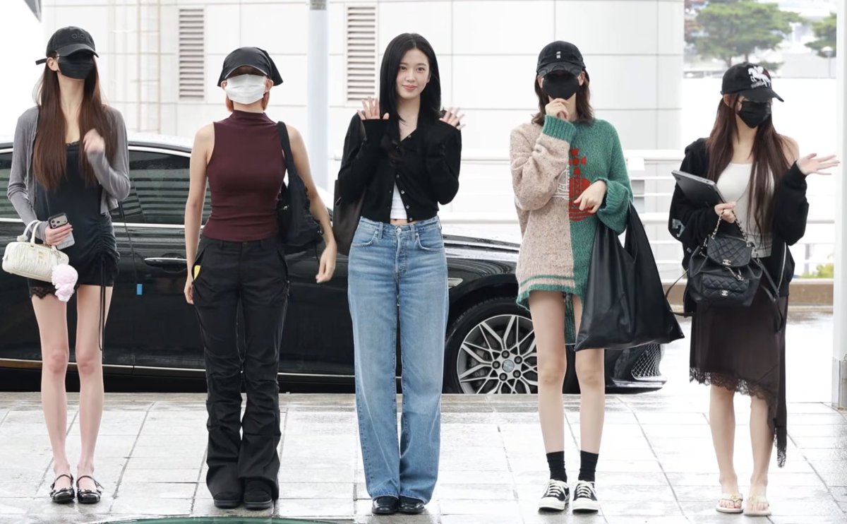 chartsive's tweet photo. [INFO] @IVEstarship on their way to Hong Kong for TIMA. 🇭🇰

#IVE #아이브 https://t.co/a0s50HzY5v