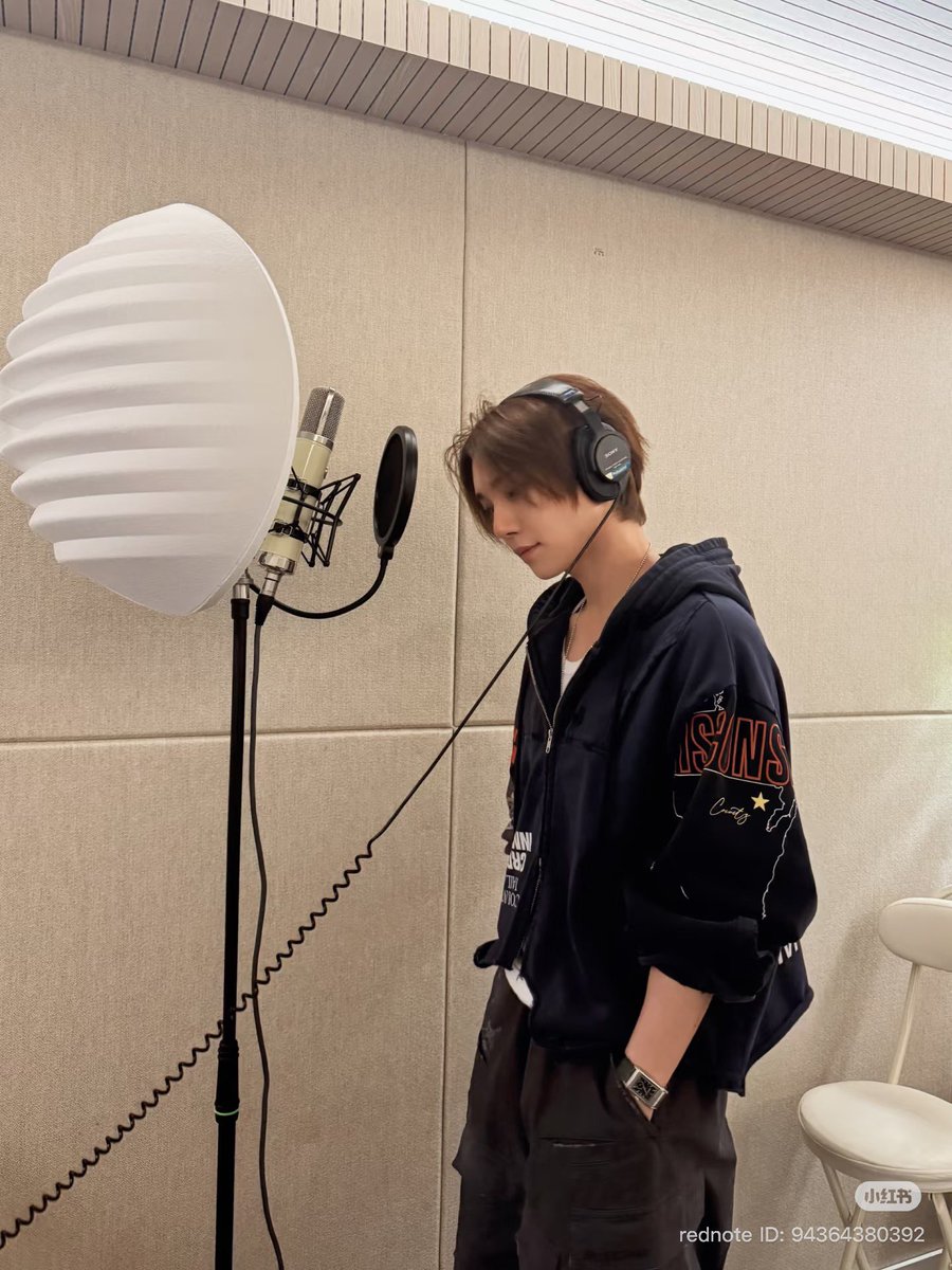 shuasmedia's tweet photo. joshu_acoustic on xhs update! 🤍 #조슈아 

Scrolling through my recent camera roll 🎧
Long time no see >< #xiaohongshua

omg joshua brown hair + new music soon? https://t.co/RrigLa3WZ0