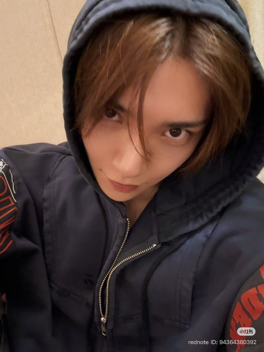 shuasmedia's tweet photo. joshu_acoustic on xhs update! 🤍 #조슈아 

Scrolling through my recent camera roll 🎧
Long time no see >< #xiaohongshua

omg joshua brown hair + new music soon? https://t.co/RrigLa3WZ0