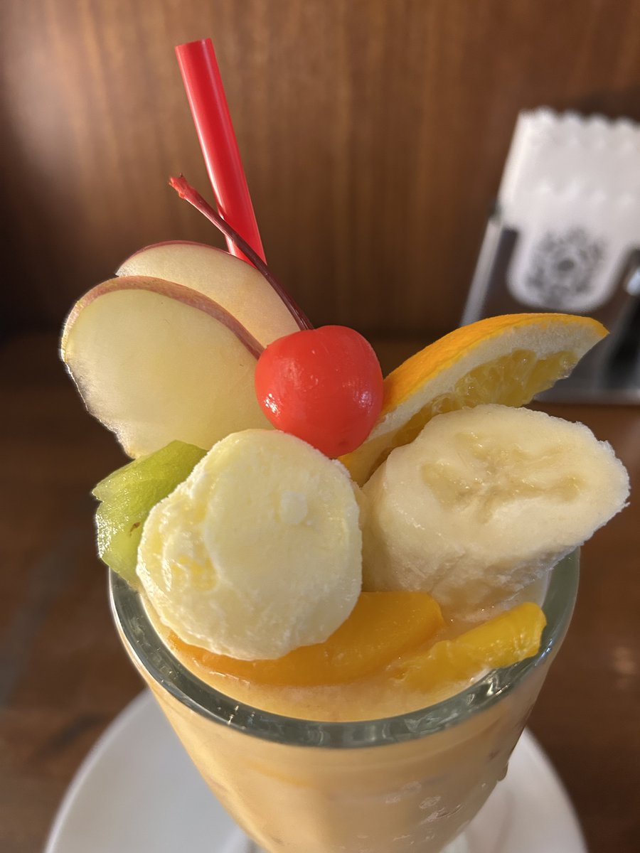 jouta00830's tweet photo. 大阪からもう帰ってきちゃってますが通天閣近くの千成屋珈琲のミックスジュースが好き、ちょっと贅沢にいただきました。 https://t.co/X7AC4Piu2R