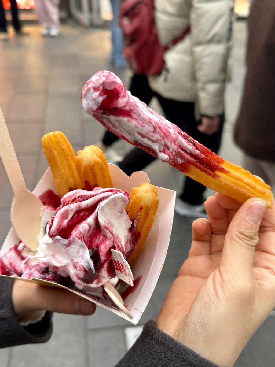 RileyDefortz's tweet photo. Churros crujientes con chocolate caliente, el placer callejero que alegra cada tarde! ， https://t.co/Qi6DLlrD1S
