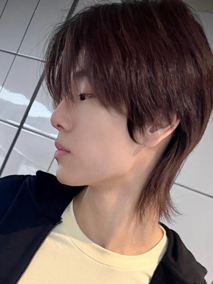 phupeanuts's tweet photo. huhuhuhuhuhu no more phuwin rambut panjang yang cantik dan coklat seperti rapunzel ini 😞 aku seneng tapi sedih loh ya 😞 kapan lagi phuwing rambut panjaaaang 😞 https://t.co/LyVGMI6V7e