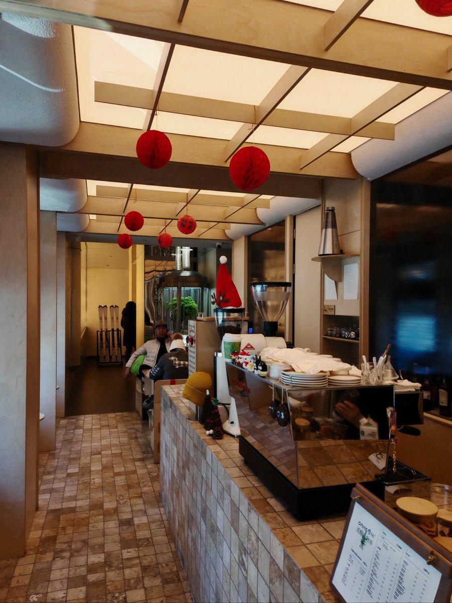 JuliannaAloc's tweet photo. Descubrí una cafetería secreta en el centro de la ciudad, donde preparan café con flores de jazmín y tienen librerías interconectadas: leer, probar sabores únicos y conectar con personas nuevas en un solo lugar. https://t.co/txYiAp0EXH