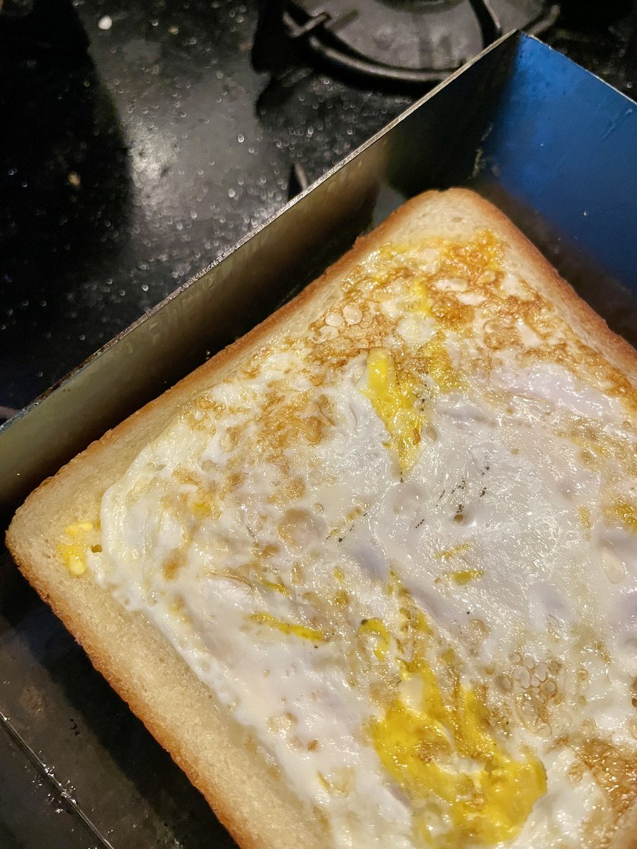 TamoSunBody's tweet photo. 休みの日は食パンの真ん中をくり抜いて、耳をフレームにしてフライパン上でフレーム内に卵を落として好きな具材を投入し、切り取った食パンで蓋をして両面を焼くという簡単ホットサンドをやってるが、卵焼き用のフライパンがシンデレラフィットする。鉄の厚みがあるので、いい感じにじんわり焼ける🍳 https://t.co/qMYWycvZz4